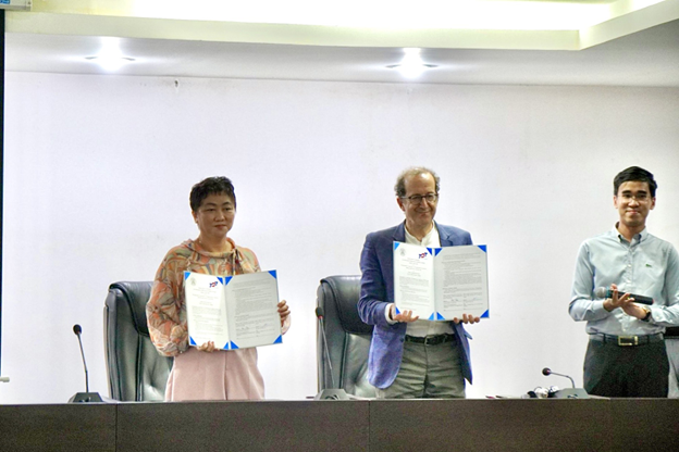 Đại diện TDTU và đại diện UNIVPM ký kết thoả thuận hợp tác