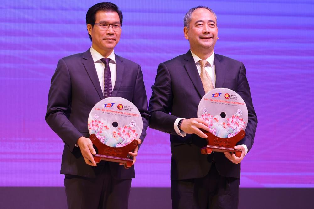 Dr. Tran Trong Dao, President of Ton Duc Thang University (TDTU), and Dr. Choltis Dhirathiti, Executive Director of AUN, exchanging commemorative plaques between the two co-organizing units of the Conference