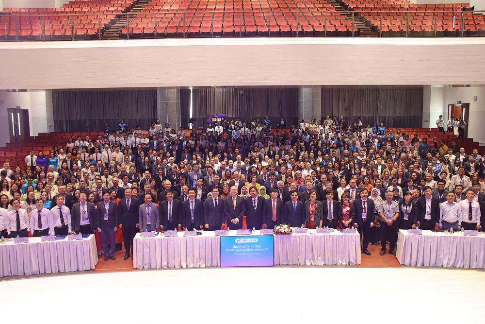 All delegates, guests, and experts taking a commemorative photo at the Opening Ceremony