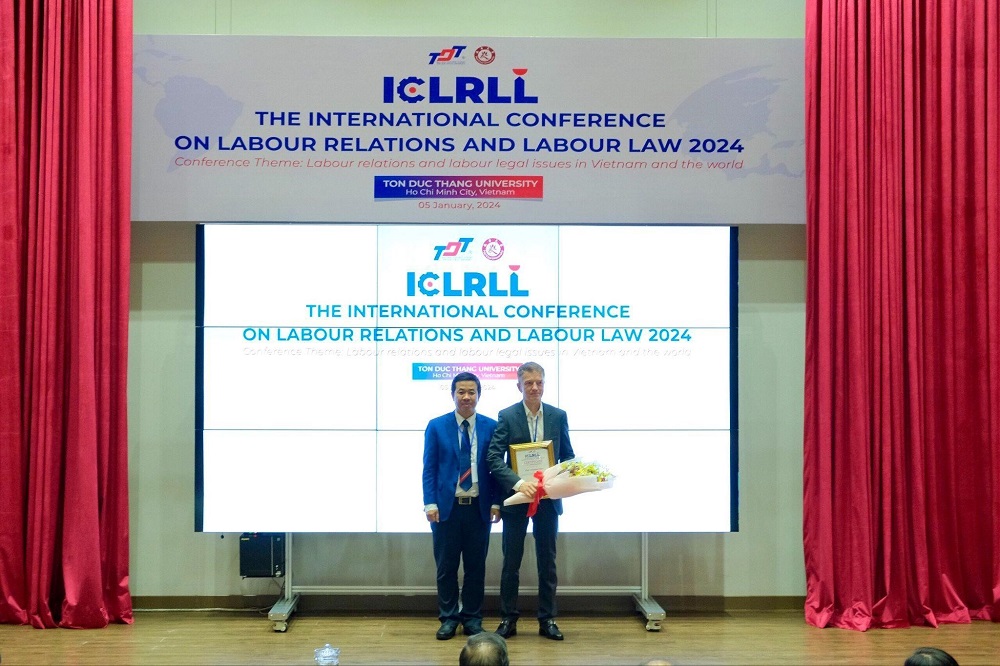 Dr. Nguyen Dinh Hoa, Chairman of the Conference and Dean of the Faculty of Labor Relations & Trade Unions, giving souvenirs to Professor Sébastien Point, Keynote speaker of the Conference