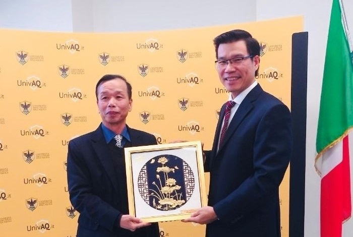 Hiệu trưởng TDTU tặng quà lưu niệm cho Tham tán Nguyễn Thái Học, Đại sứ quán Việt Nam tại Italy