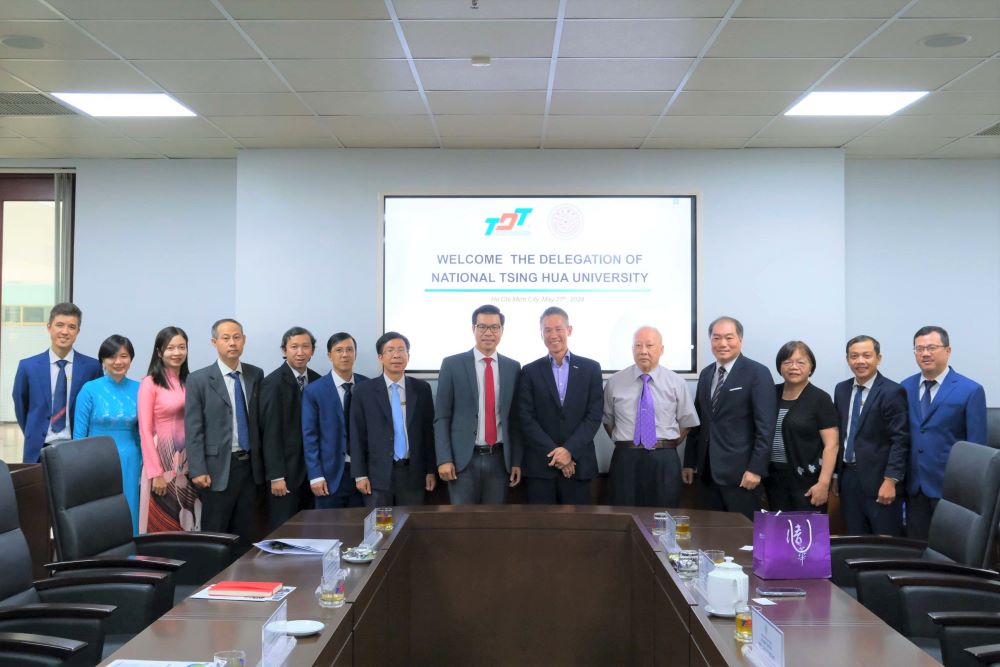 Dr. Tran Trong Dao - TDTU President, and Prof. John Kao - NTHU President, exchanging souvenirs