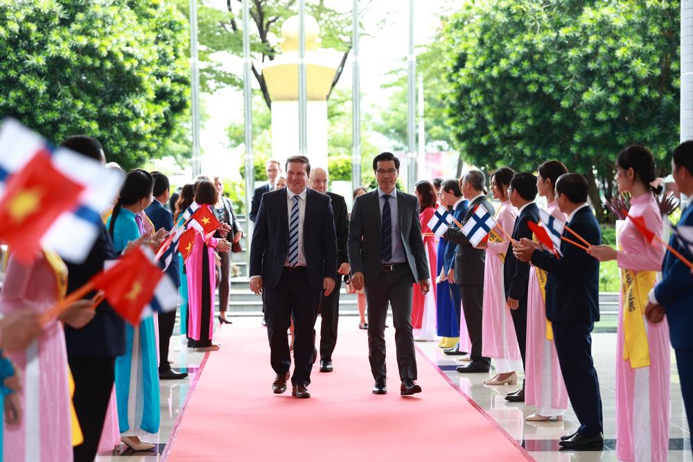 TS. Trần Trọng Đạo, Hiệu trưởng TDTU đón tiếp Ngài Ville Tovia, Bộ trưởng Bộ Ngoại thương và Phát triển Phần Lan, đại diện Phái đoàn cấp cao Phần Lan