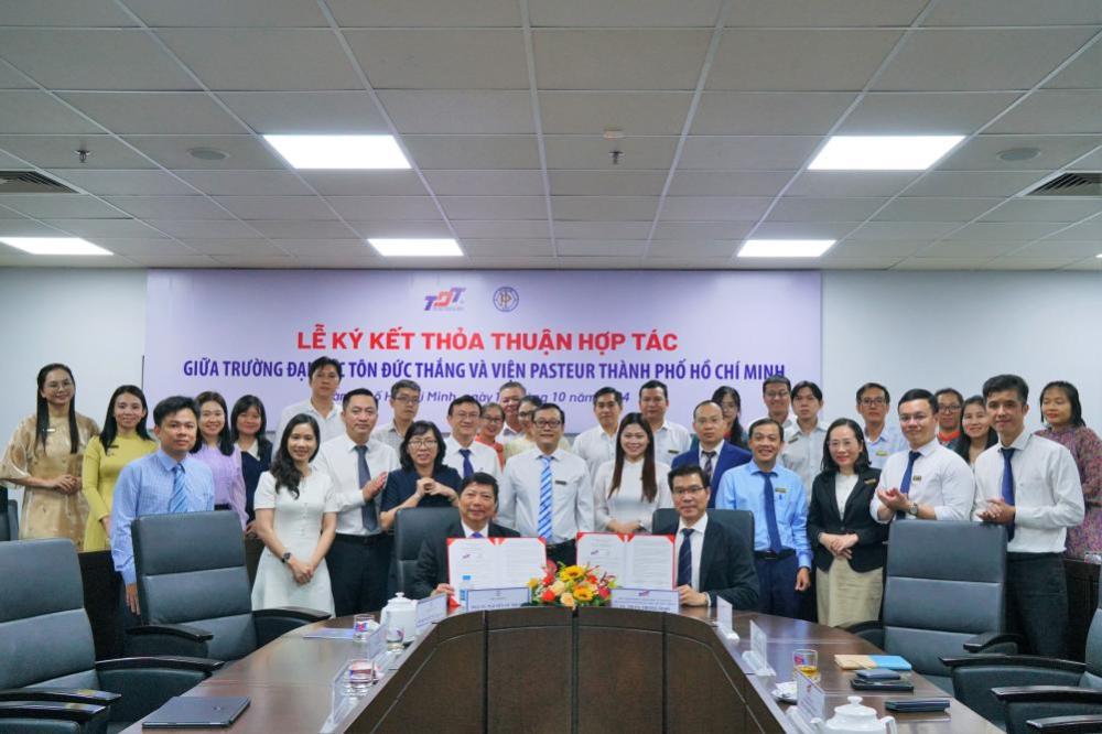 The signing ceremony between representatives of both institutions