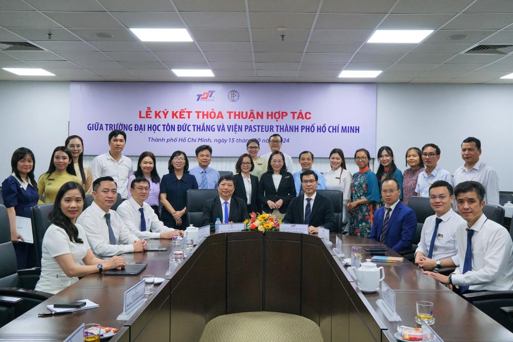 A group photo of the Pasteur Institute in Ho Chi Minh’s delegation and TDTU representatives