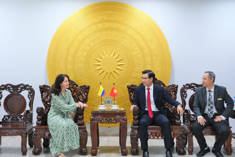 Bà Camila Polo Flórez – Đại sứ Colombia tại Việt Nam trao đổi cùng TS. Trần Trọng Đạo – Hiệu trưởng TDTU