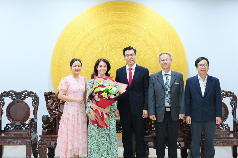 TDTU leaders giving flowers and gifts, and taking a group photo with the Colombian Ambassador