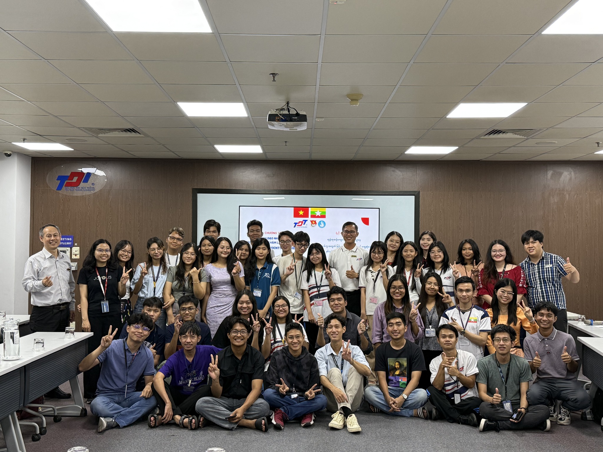 Các bạn sinh viên Myanmar chụp hình lưu niệm cùng thầy cô