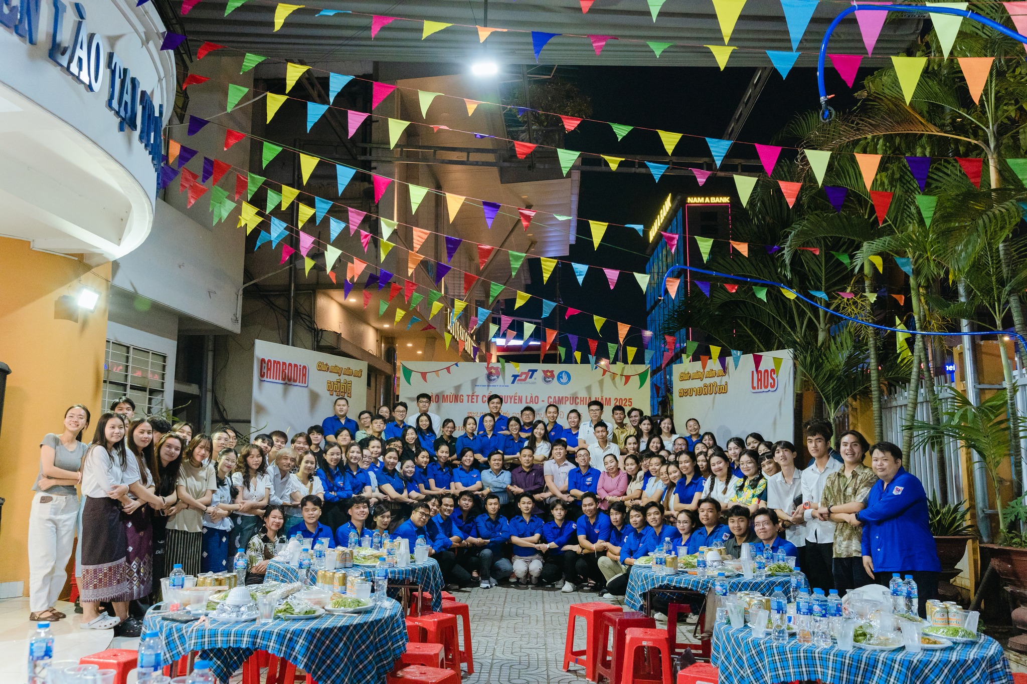 Thể hiện tinh thần đoàn kết giữa sinh viên Lào, Campuchia và Việt Nam.