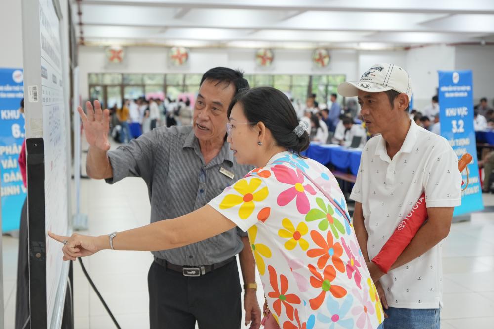 Tân sinh viên K29 và phụ huynh nhận được sự hỗ trợ tận tình