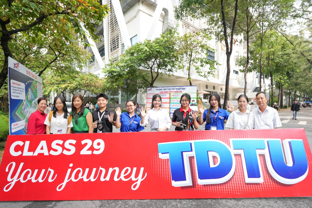 Tân sinh viên K29 TDTU vui tươi trong ngày nhập học