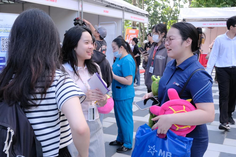 Đông đảo sinh viên tham quan các gian hàng tuyển dụng để tìm hiểu cơ hội thực tập và việc làm