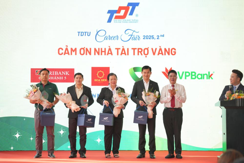 TS. Nguyễn Ngọc Sơn – Phó Hiệu trưởng TDTU tặng hoa và quà lưu niệm cho các Nhà tài trợ Vàng