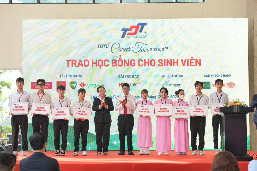 TS. Nguyễn Ngọc Sơn – Phó hiệu trưởng TDTU cùng đại diện các doanh nghiệp trao học bổng cho sinh viên tiêu biểu