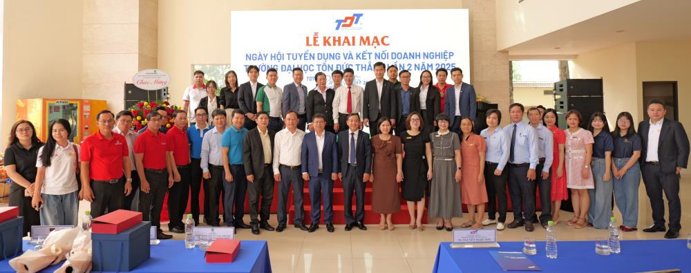 Đại diện Ban Giám hiệu và lãnh đạo các đơn vị Nhà trường chụp hình lưu niệm cùng đại diện doanh nghiệp