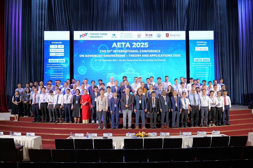 Toàn thể đại biểu tham dự Hội thảo chụp ảnh lưu niệm