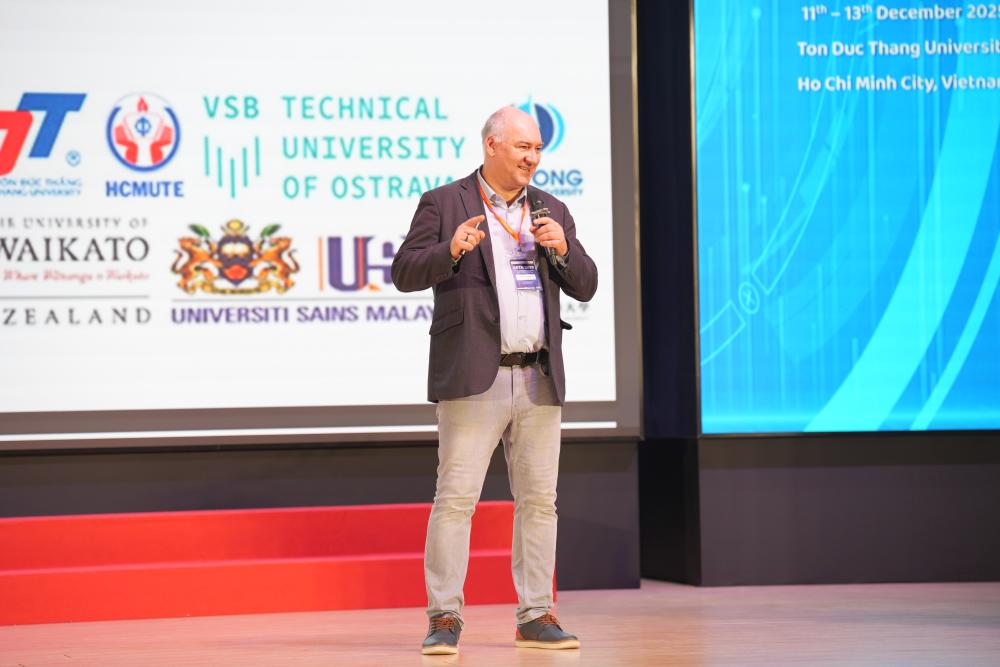 GS. TS. Miroslav Vozňák – Đại học kỹ thuật Ostrava (CH Séc), diễn giả chính tại Hội thảo trình bày tham luận với chủ đề “Quantum Technologies in 6G Networks: Opportunities and Challenges”