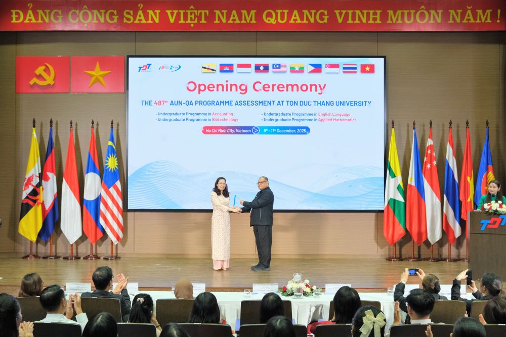 TS. Đồng Sĩ Thiên Châu đại diện lãnh đạo Nhà trường nhận kỷ niệm chương từ Đoàn đánh giá AUN