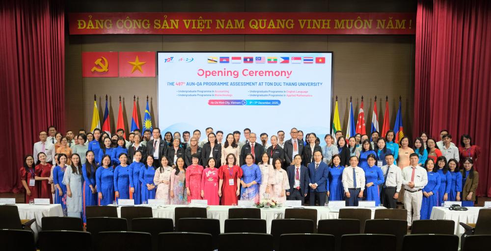 Đoàn đánh giá AUN-QA chụp hình lưu niệm cùng lãnh đạo TDTU và các đơn vị tham gia đánh giá