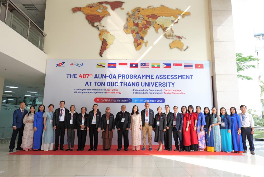 Đoàn đánh giá AUN-QA chụp hình lưu niệm cùng lãnh đạo TDTU và các đơn vị tham gia đánh giá