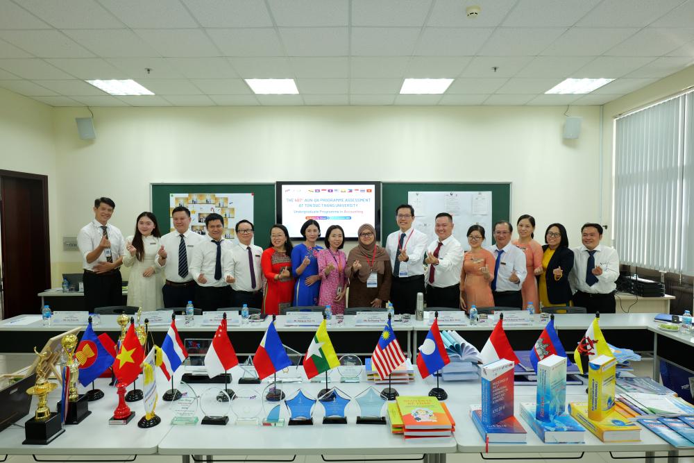 Đoàn đánh giá chụp hình lưu niệm cùng các thầy cô TDTU sau các phiên làm việc