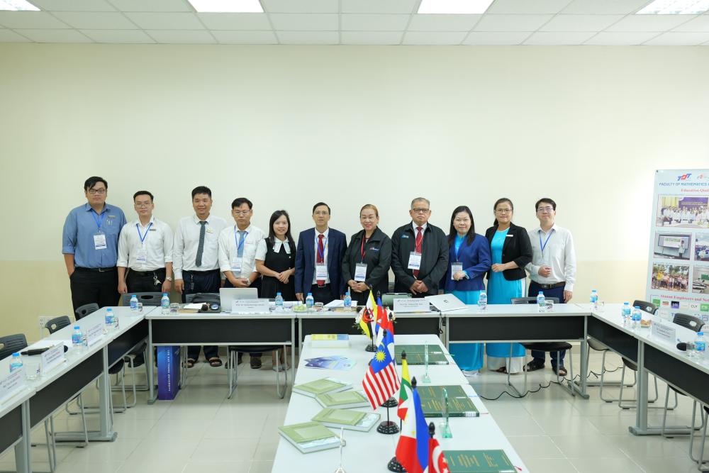 Đoàn đánh giá chụp hình lưu niệm cùng các thầy cô TDTU sau các phiên làm việc