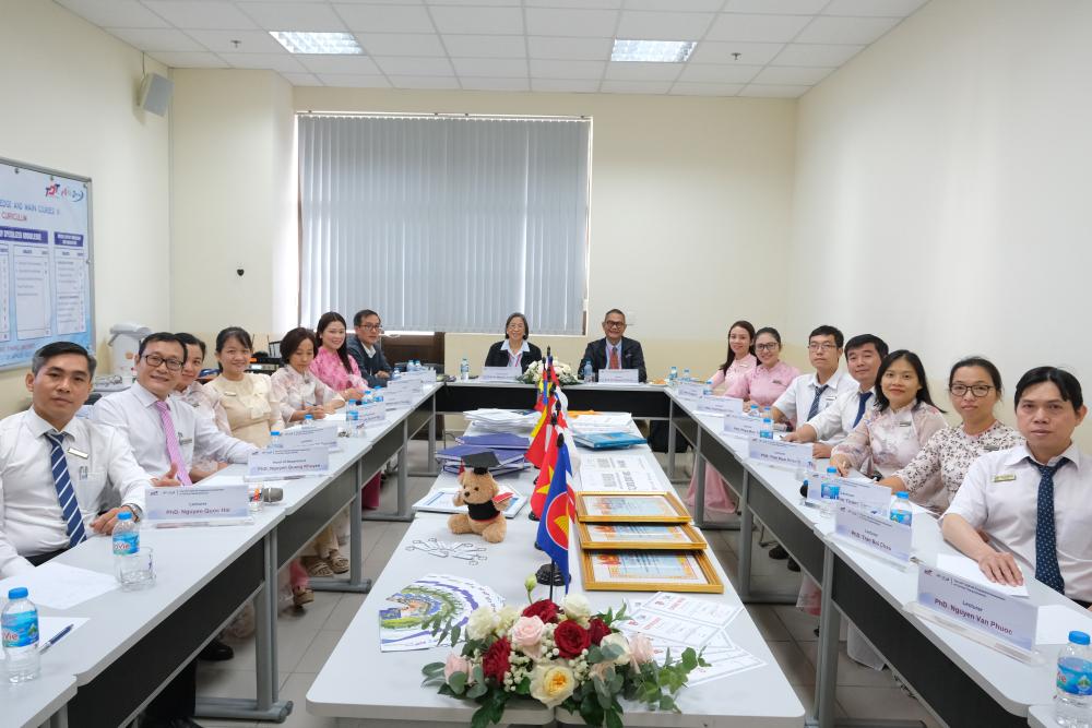 Đoàn đánh giá chụp hình lưu niệm cùng các thầy cô TDTU sau các phiên làm việc