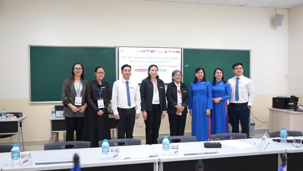 Đoàn đánh giá chụp hình lưu niệm cùng các thầy cô TDTU sau các phiên làm việc