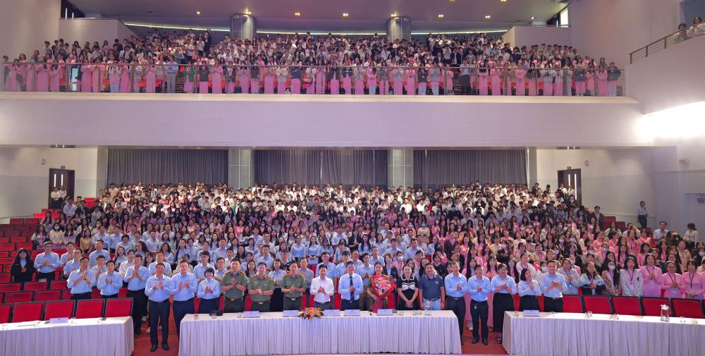 Toàn thể đại biểu và người tham dự Hội nghị chụp ảnh lưu niệm