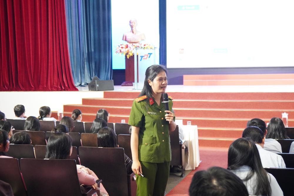 Trung tá Phạm Thùy Dung – Báo cáo viên Phòng 3, Cục Cảnh sát hình sự, Bộ Công an trình bày Chuyên đề tại Hội nghị