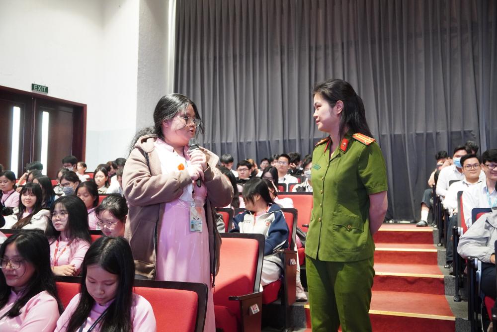 Các bạn sinh viên TDTU tích cực trao đổi, chia sẻ cùng báo cáo viên