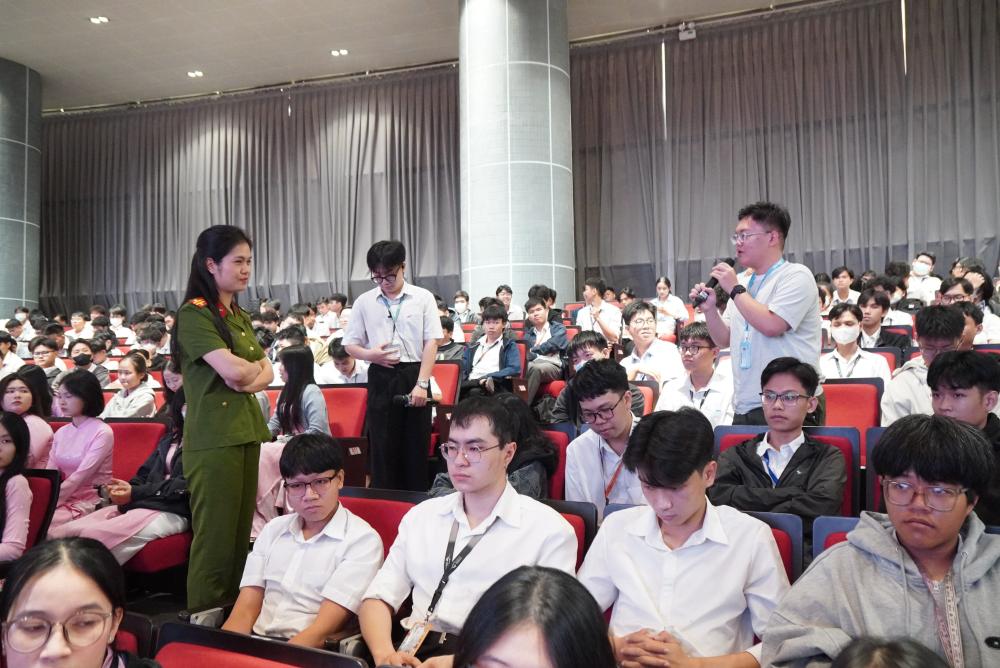 Các bạn sinh viên TDTU tích cực trao đổi, chia sẻ cùng báo cáo viên