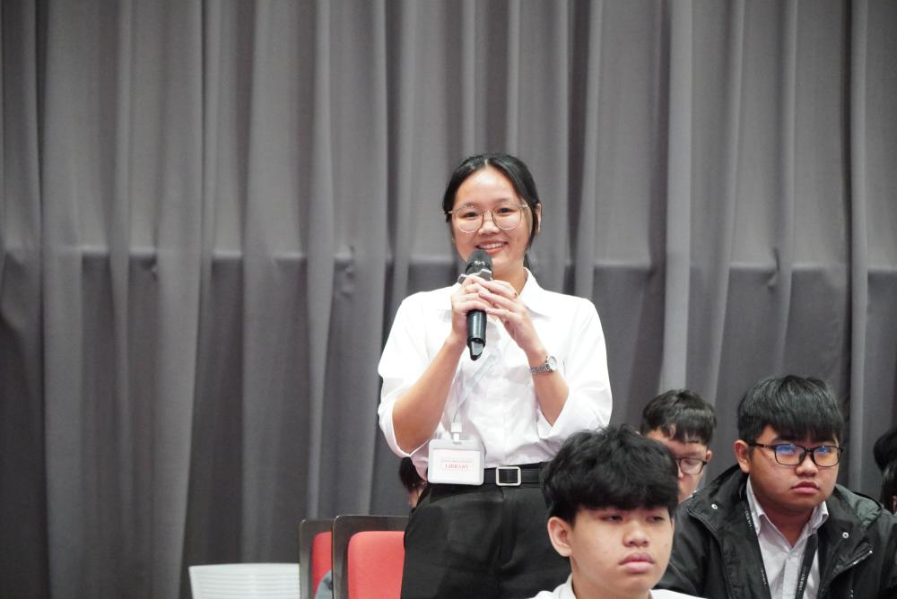 Các bạn sinh viên TDTU tích cực trao đổi, chia sẻ cùng báo cáo viên