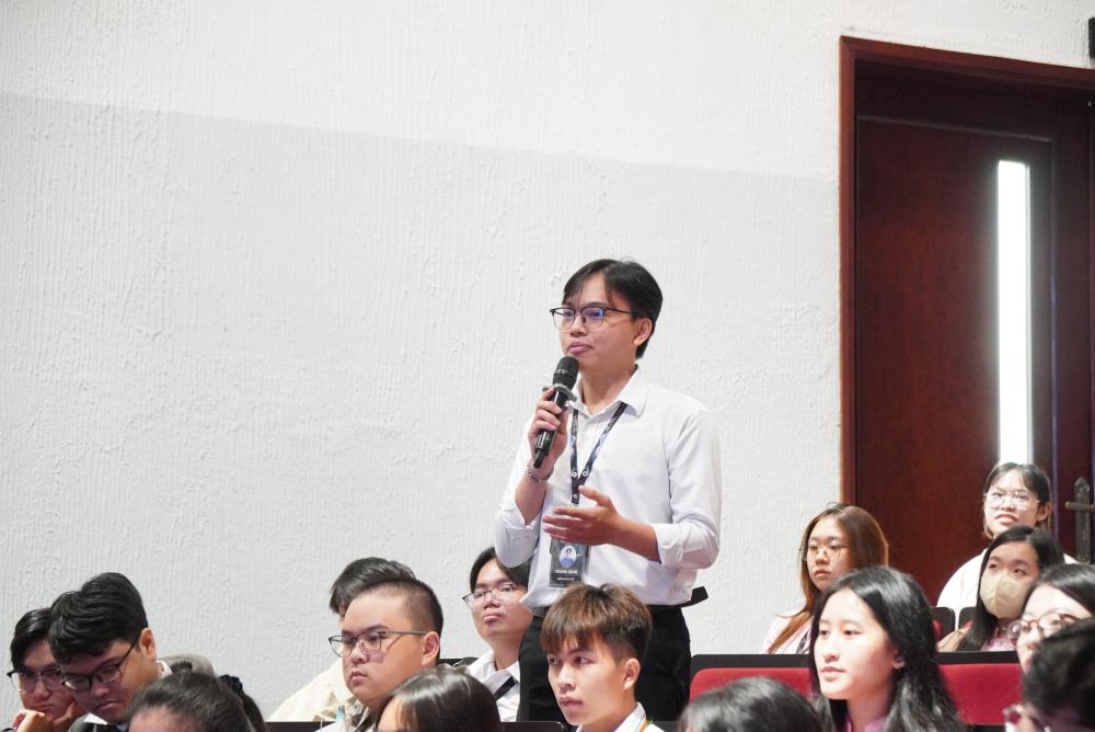 Các bạn sinh viên TDTU tích cực trao đổi, chia sẻ cùng báo cáo viên