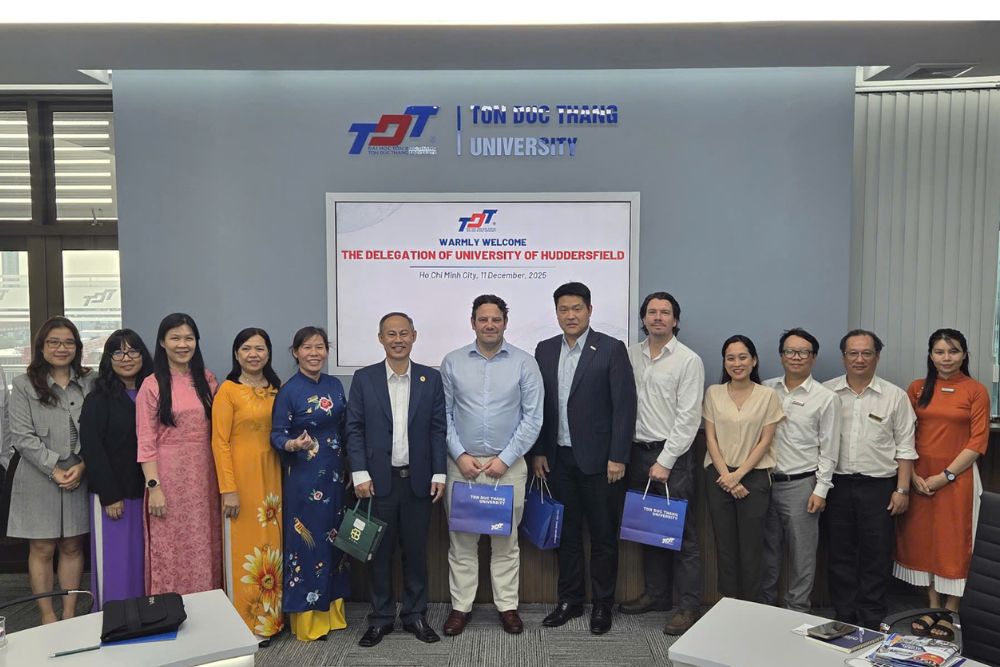 Đoàn chụp ảnh lưu niệm