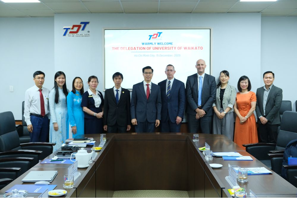 Hai bên tặng quà và chụp ảnh lưu niệm