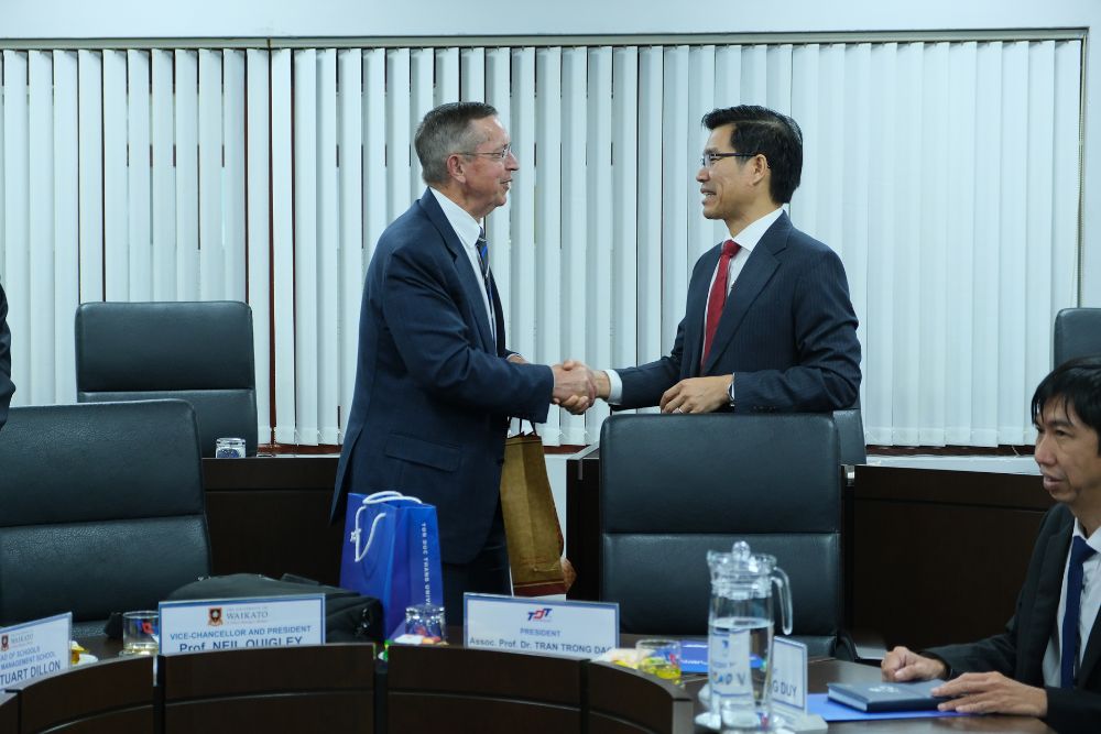 Hai bên tặng quà và chụp ảnh lưu niệm