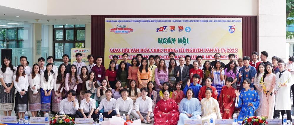 Ảnh lưu niệm đại diện cho tinh thần đoàn kết, hữu nghị của cộng động sinh viên quốc tế TDTU