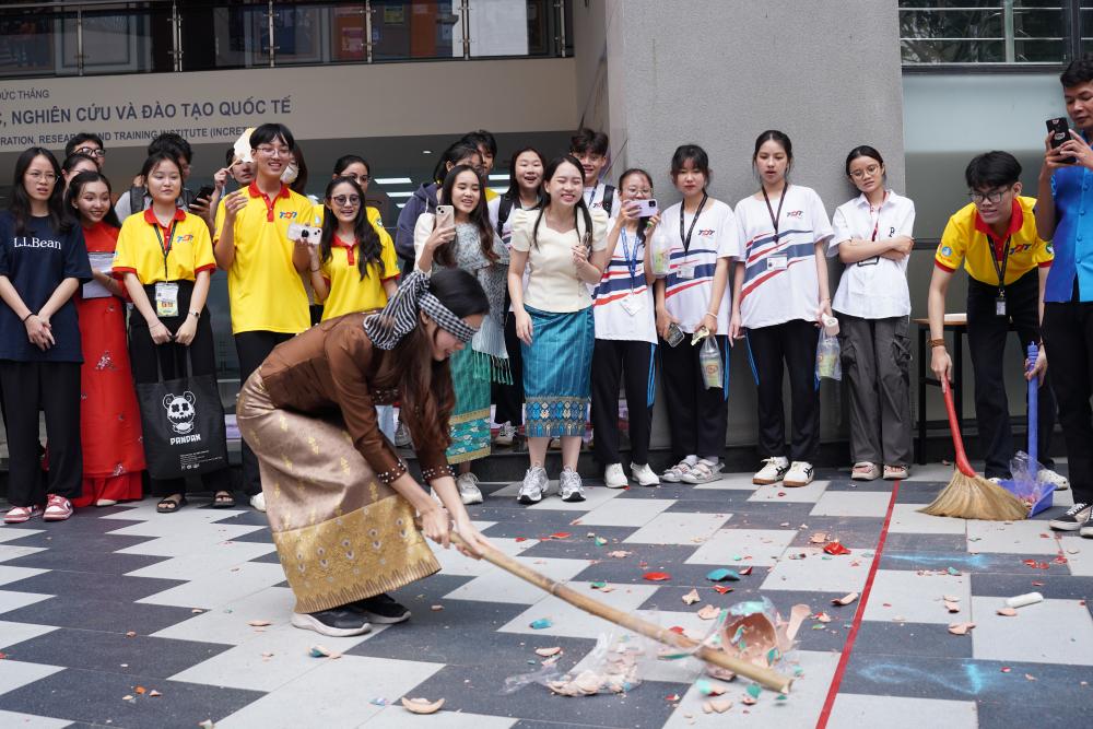 Sinh viên quốc tế hào hứng tham gia các trò chơi dân gian...