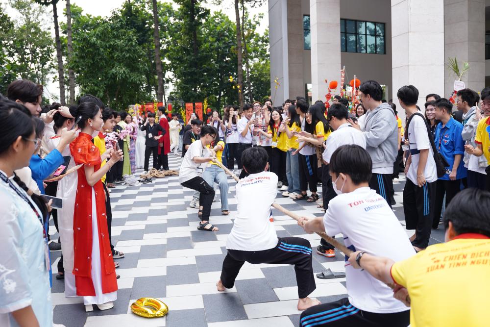 Sinh viên quốc tế hào hứng tham gia các trò chơi dân gian...