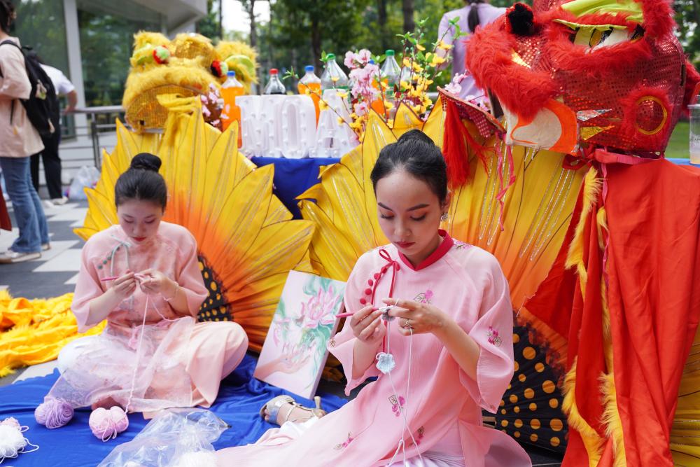 ...và tham gia các hoạt động, trải nghiệm tìm hiểu văn hóa truyền thống Tết Việt.