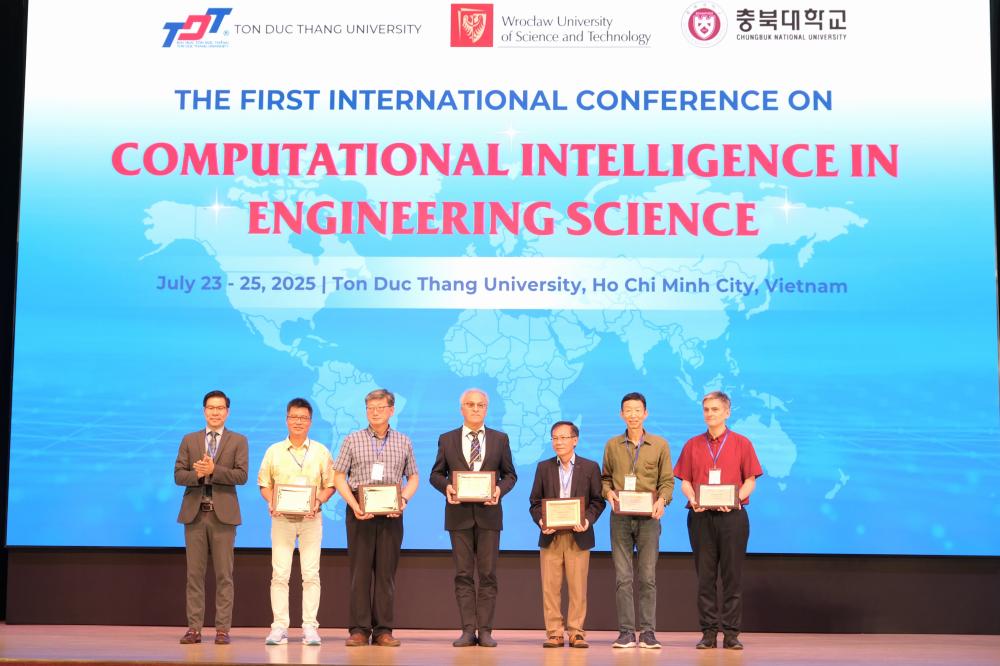 TS. Trần Trọng Đạo – Hiệu trưởng Trường Đại học Tôn Đức Thắng trao kỷ niệm chương cho Chủ tịch Hội thảo và đại diện các đơn vị đồng tổ chức