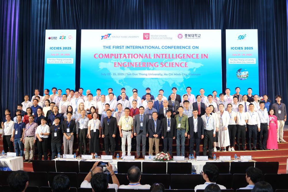 Lãnh đạo TDTU, Ban tổ chức Hội thảo và diễn giả, đại biểu, khách mời Hội thảo chụp ảnh kỷ niệm