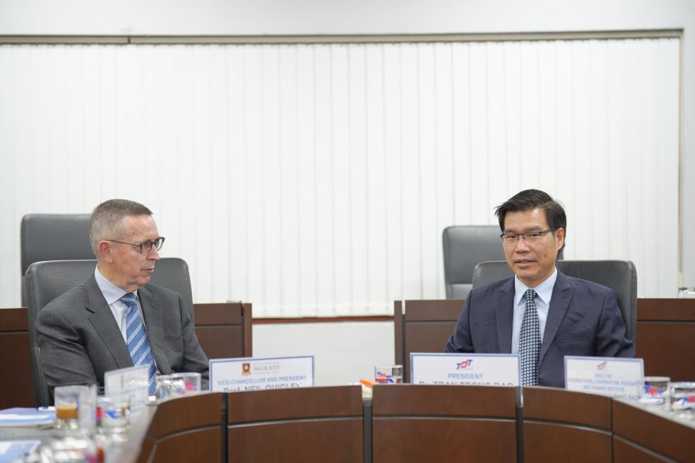 GS. Neil Quigley – Hiệu trưởng Trường Đại học Waikato (trái) trao đổi các nội dung hợp tác cùng TS. Trần Trọng Đạo – Hiệu trưởng TDTU (phải)