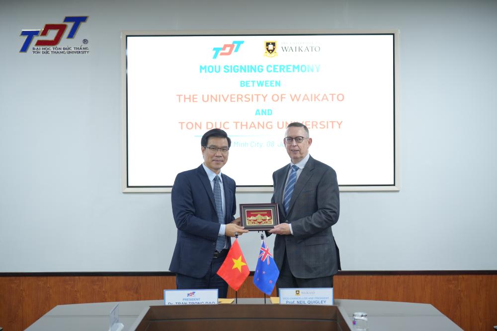 Đại diện hai trường trao đổi quà tặng và cùng chụp ảnh lưu niệm