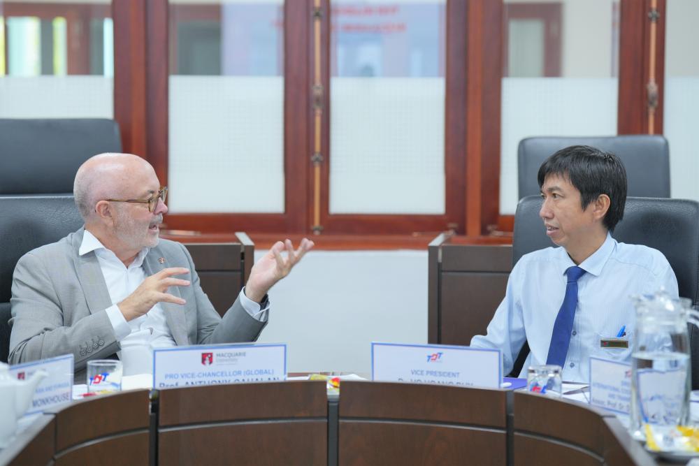 Professor Anthony Cahalan – Vice President in charge of International Cooperation at Macquarie University, discussing with Dr. Vo Hoang Duy – Vice President of TDTU during the working session
