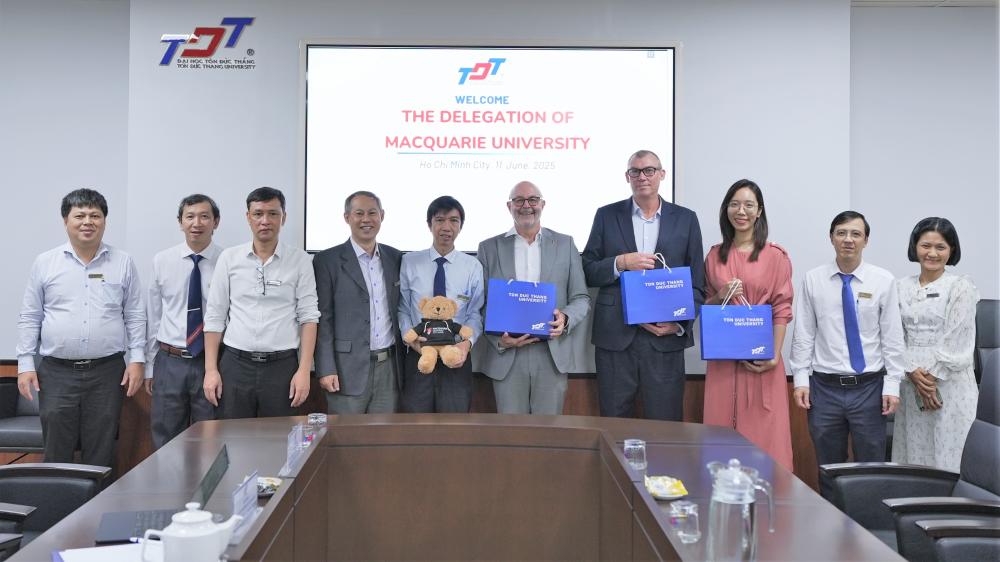 Representatives of both universities exchanging gifts and taking commemorative photos