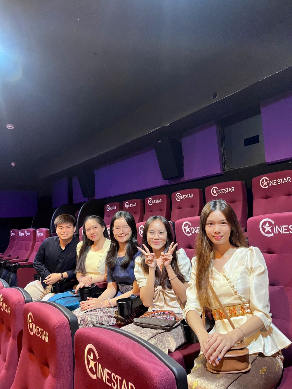 Lưu học sinh Lào - Campuchia tham dự buổi chiếu phim