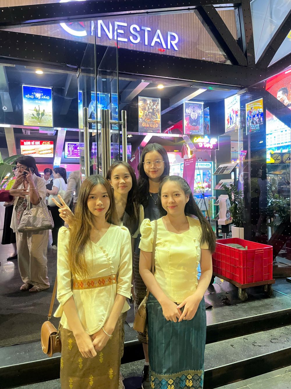 Lưu học sinh Lào - Campuchia tham dự buổi chiếu phim