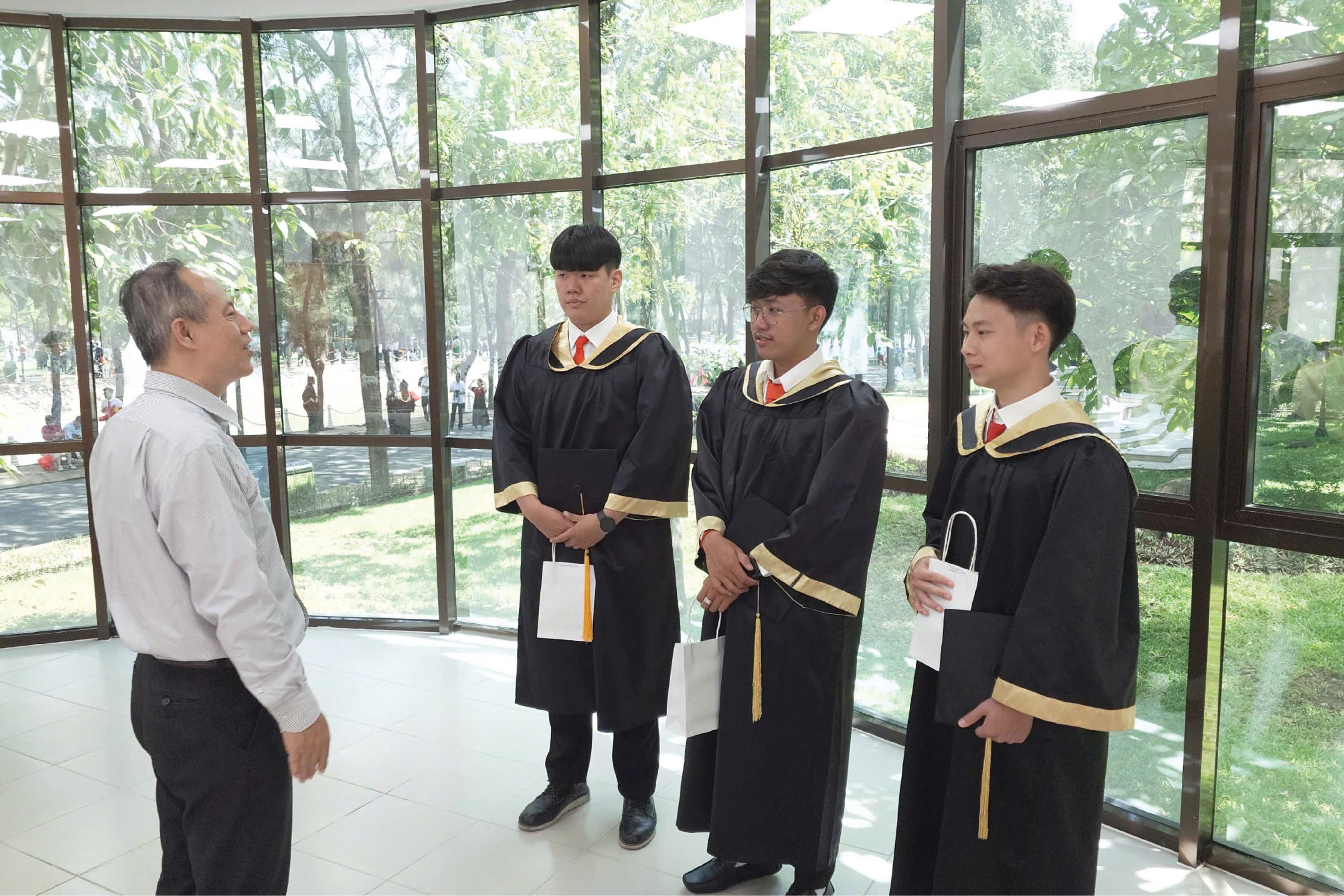 PGS. TS. Đinh Hoàng Bách – Viện trưởng Viện Hợp tác, nghiên cứu và đào tạo quốc tế tặng quà và dặn dò các Tân cử nhân nước ngoài